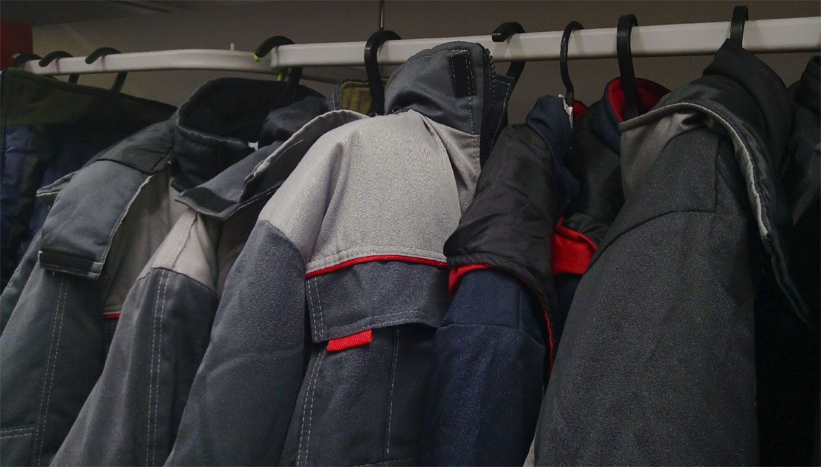 Что нужно знать при выборе строительной спецодежды: защита, качество и долговечность